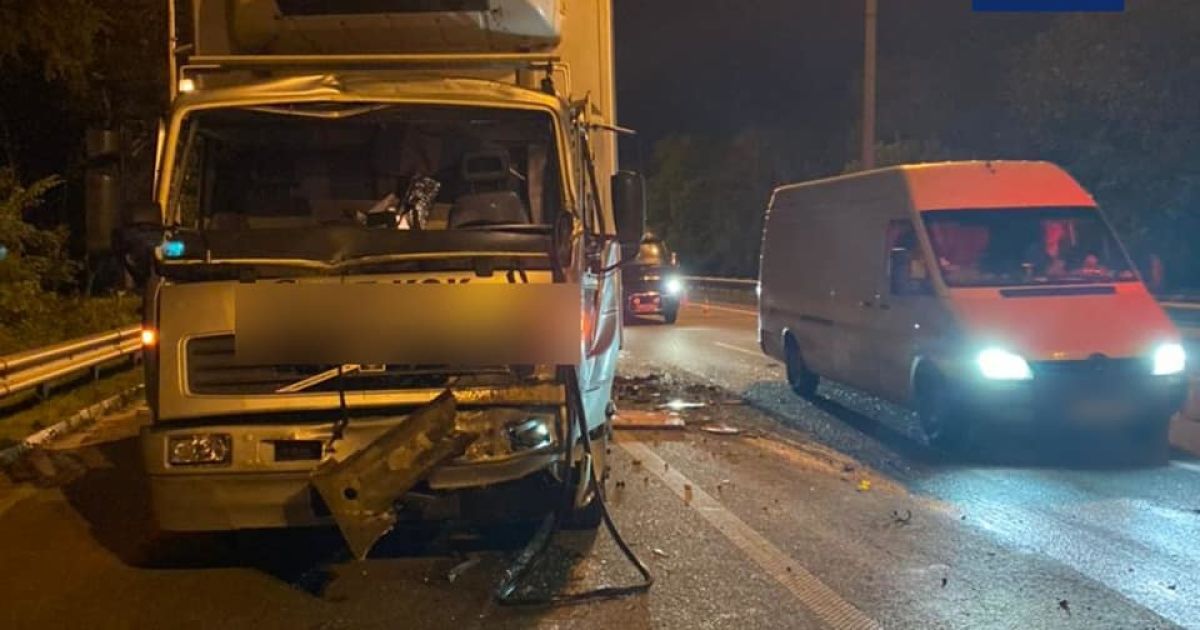 Під Києвом вантажівка влетіла в автобус з пасажирами / © Патрульна поліція Київської області / Facebook