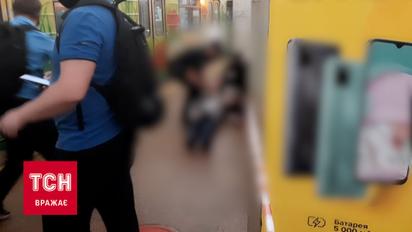 За жизнь 30-летнего мужчины, который упал на рельсы метро в Киеве, борются врачи