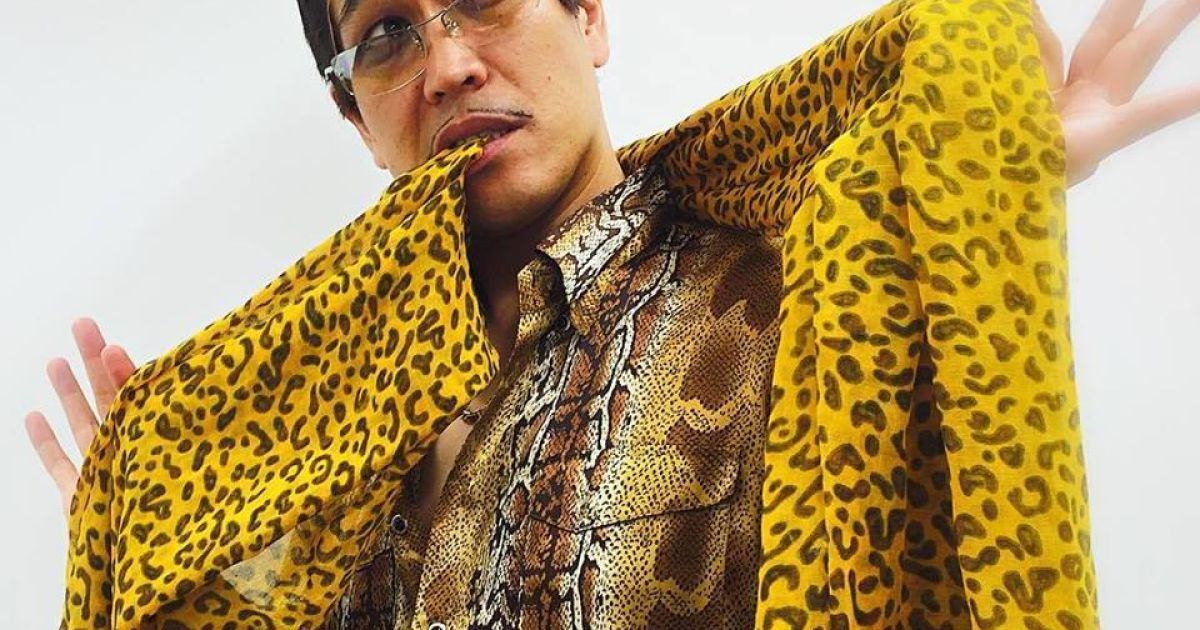Японський комік, який підірвав Мережу піснею "Pen Pineapple Apple Pen", заспівав новий хіт