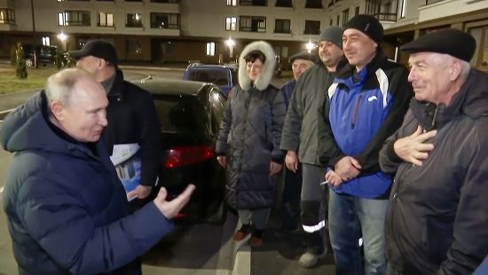 "Дякуємо за перемогу": в Маріуполі виселяють з ЖК "Невський" людей, які вітали Путіна