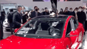 Власниця Tesla на даху електрокара влаштувала гучний скандал під час автошоу в Шанхаї: відео