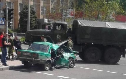 У Донецьку старенькі "Жигулі" перетворилися на купу металобрухту після ДТП із вантажівкою бойовиків