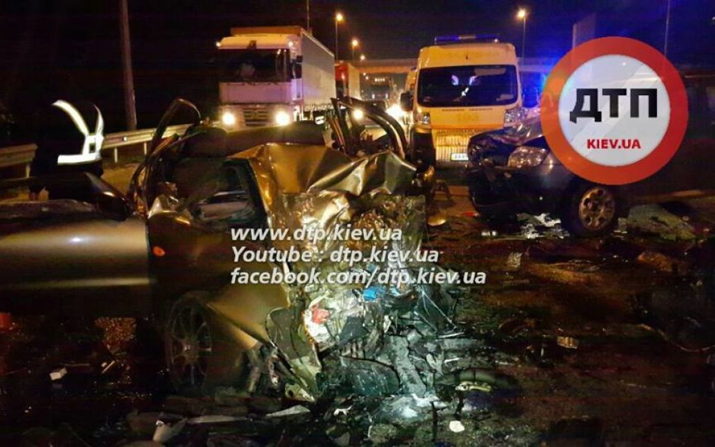 В результаті лобового зіткнення Audi Q7 і Daewoo Lanos загинули дві людини. / © facebook.com/dtp.kiev.ua