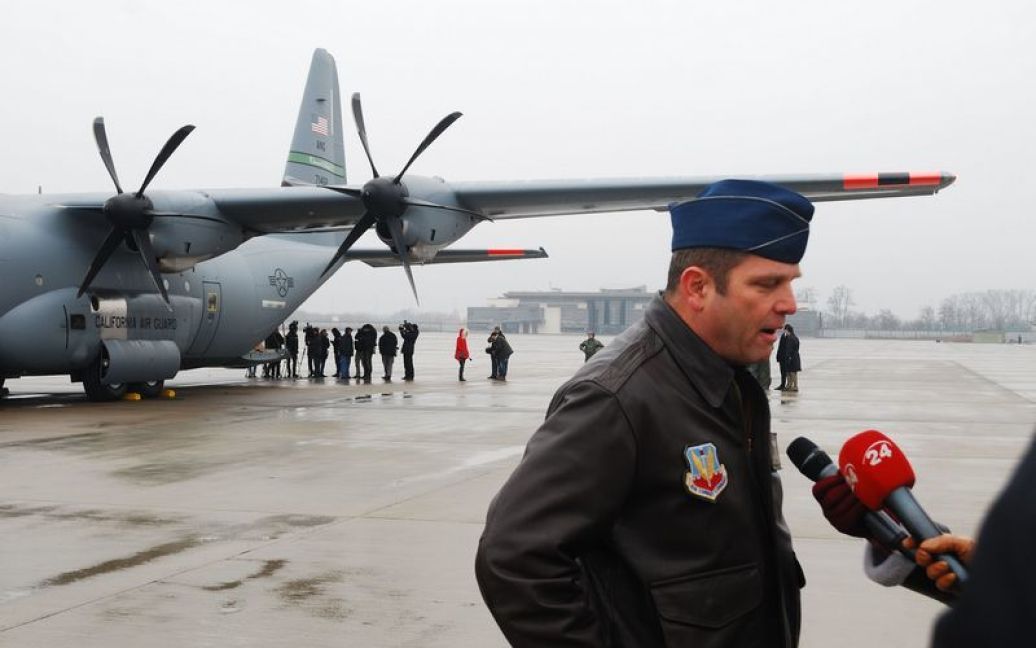 Українським Повітряним Силам передали 200 комлектів авіаційних шоломів та кисневих масок за стандартами НАТО / © Міноборони України
