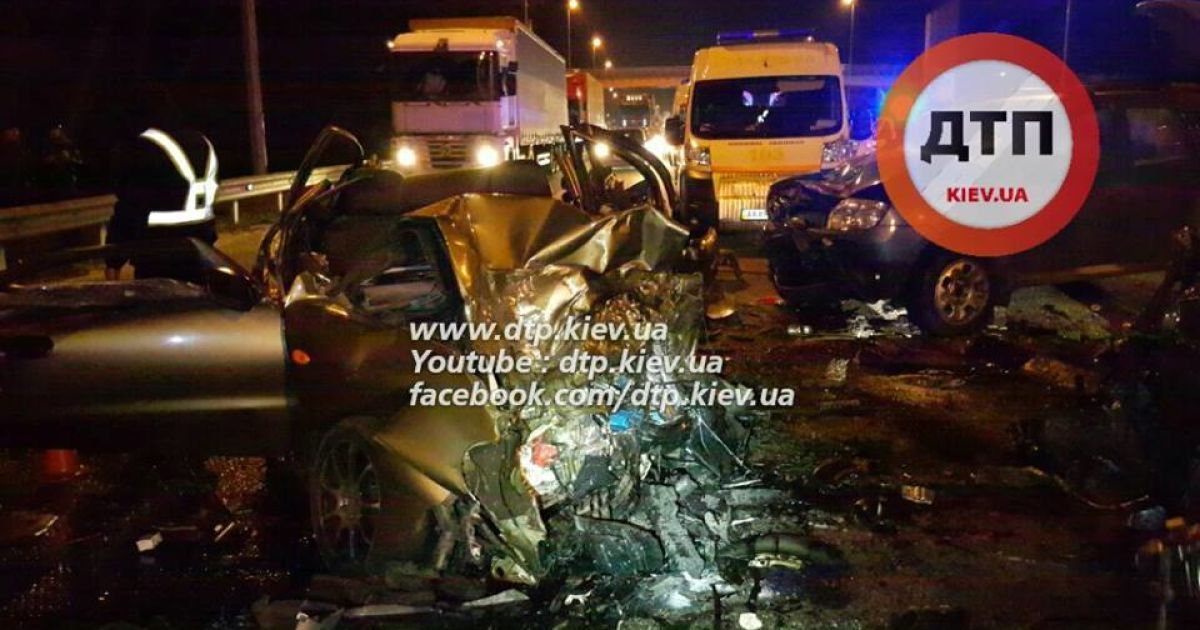 В результаті лобового зіткнення Audi Q7 і Daewoo Lanos загинули дві людини. / © facebook.com/dtp.kiev.ua