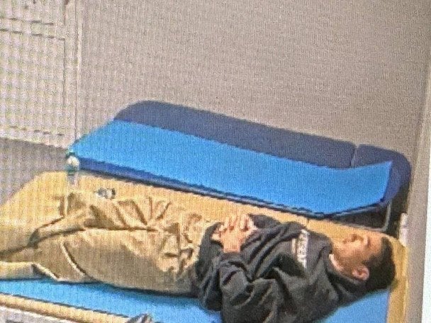 Нурлан Сабуров в зоне для депортации