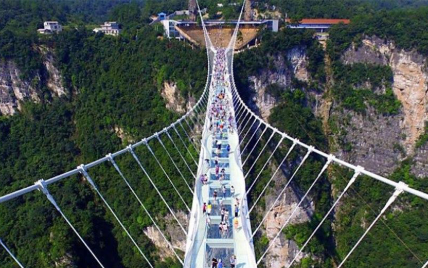 В Китае открыли самый длинный и самый высокий стеклянный мост в мире