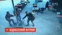 Мощный ветер поднял в воздух зонт и работника турецкого рынка
