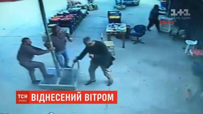 Мощный ветер поднял в воздух зонт и работника турецкого рынка