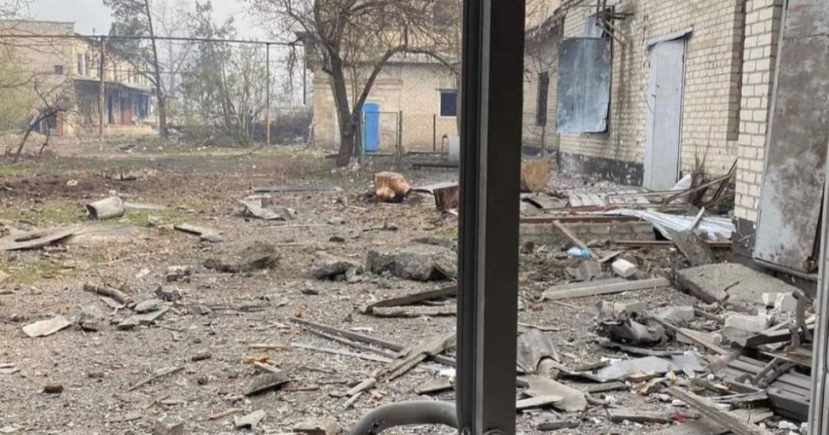 "Сплошной ужас": россияне попали в одну из последних АЗС на Луганщине и стреляли по "Азоту" (фото)