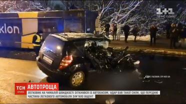 Моторошна ДТП у Києві: легковик зіткнувся з автобусом