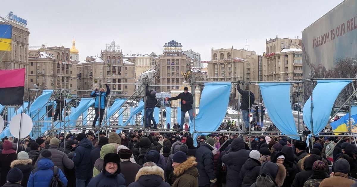 Конструкції на Майдані розбирають