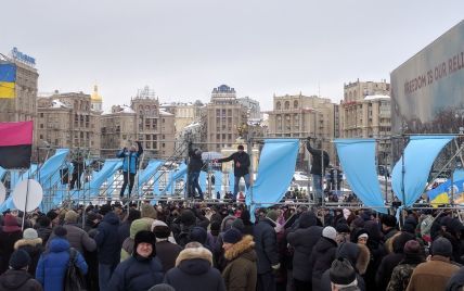 Активисты разбирают конструкции на Майдане Незалежности