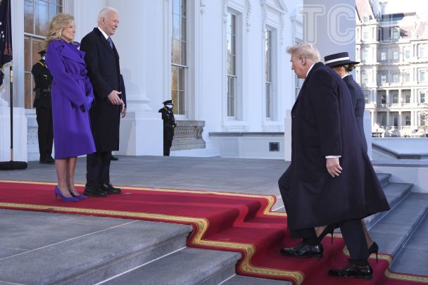 Джилл и Джо Байден приветствуют Дональда Трампа и Меланию Трамп возле Белого дома в Вашингтоне / © Associated Press