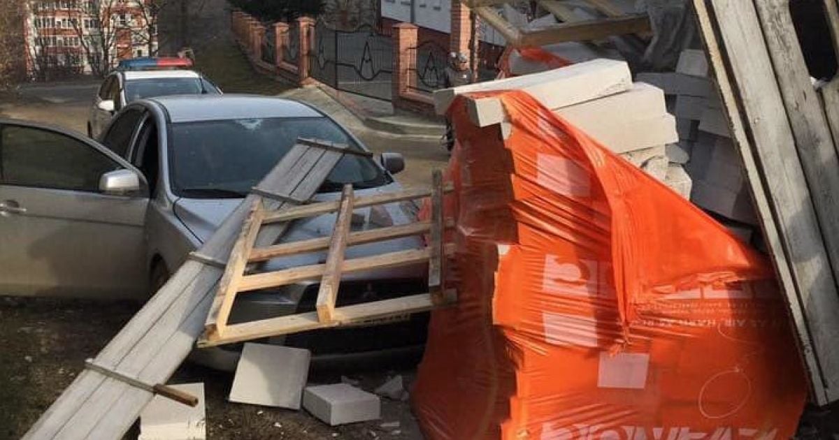 Дилетант на грузовике высыпал прицеп кирпича на автомобиль в Тернополе