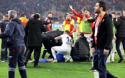 Дикість у Туреччині: фанат прорвався на поле та відлупцював воротаря кутовим прапорцем (відео)