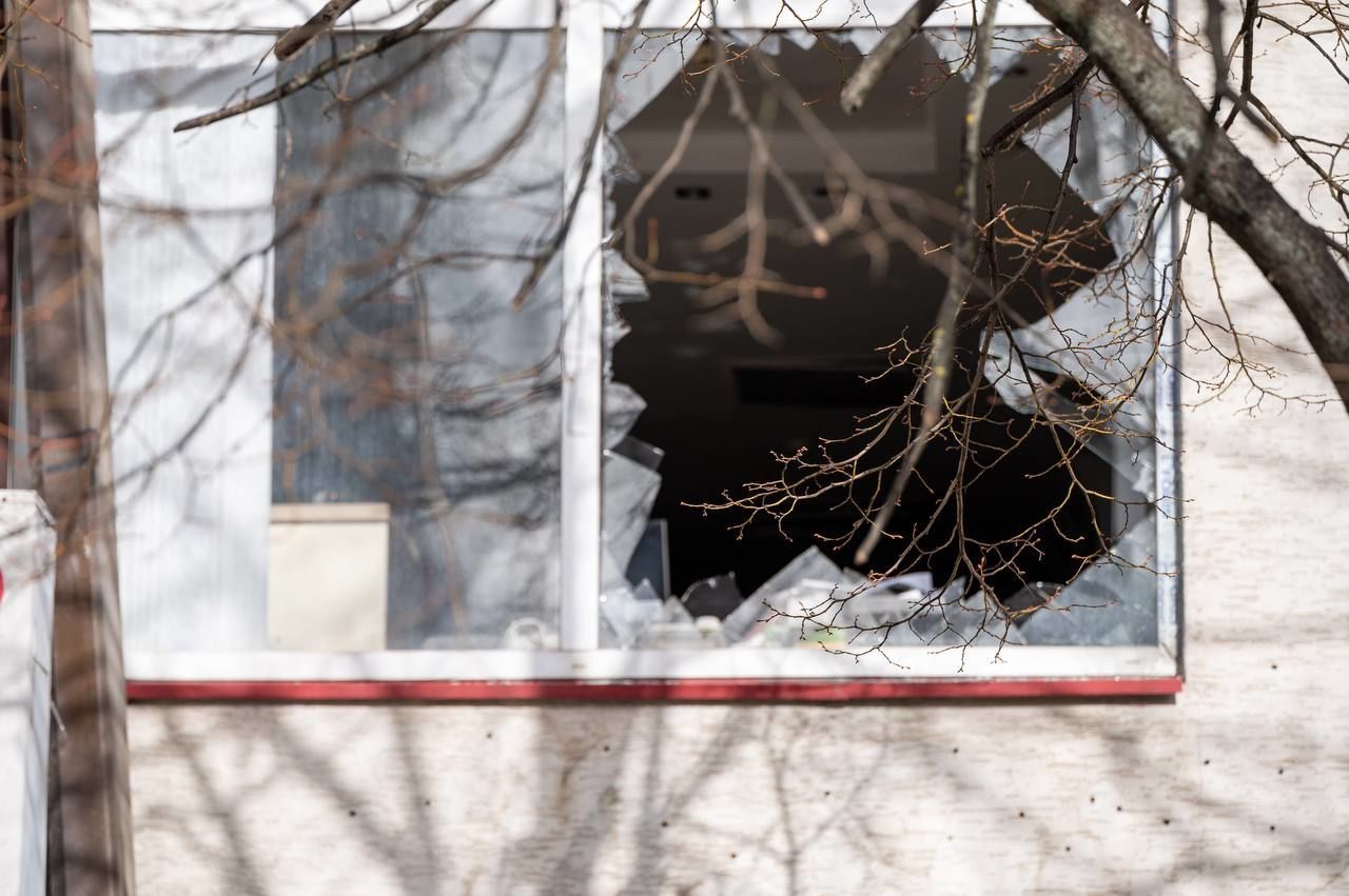 Пошкодження внаслідок ракетної атаки у Львові / © Максим Козицький / Facebook