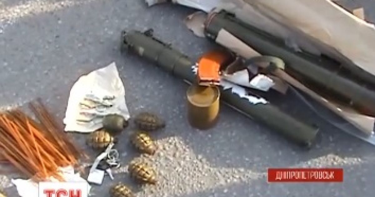 Правоохоронці під час обшуку машини знайшли цілий арсенал зброї