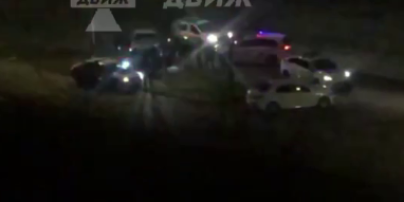 У Києві п'ять поліцейських автівок "ловили" порушника комендантської години (відео)