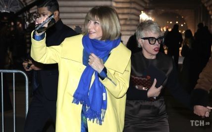 Сочетала желтый с синим: Анна Винтур пришла на модное шоу Valentino в цветах украинского флага