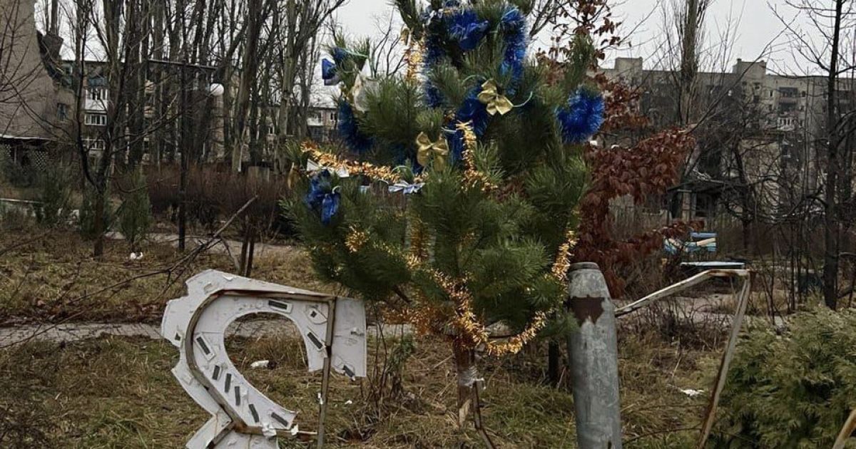 Елка в Авдеевке. Фото: Facebook Евгений Ежаков.