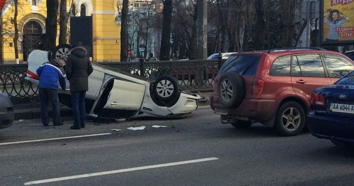 У центрі Києва KIA через зіткнення перекинулася на дах, бульвар паралізував затор 