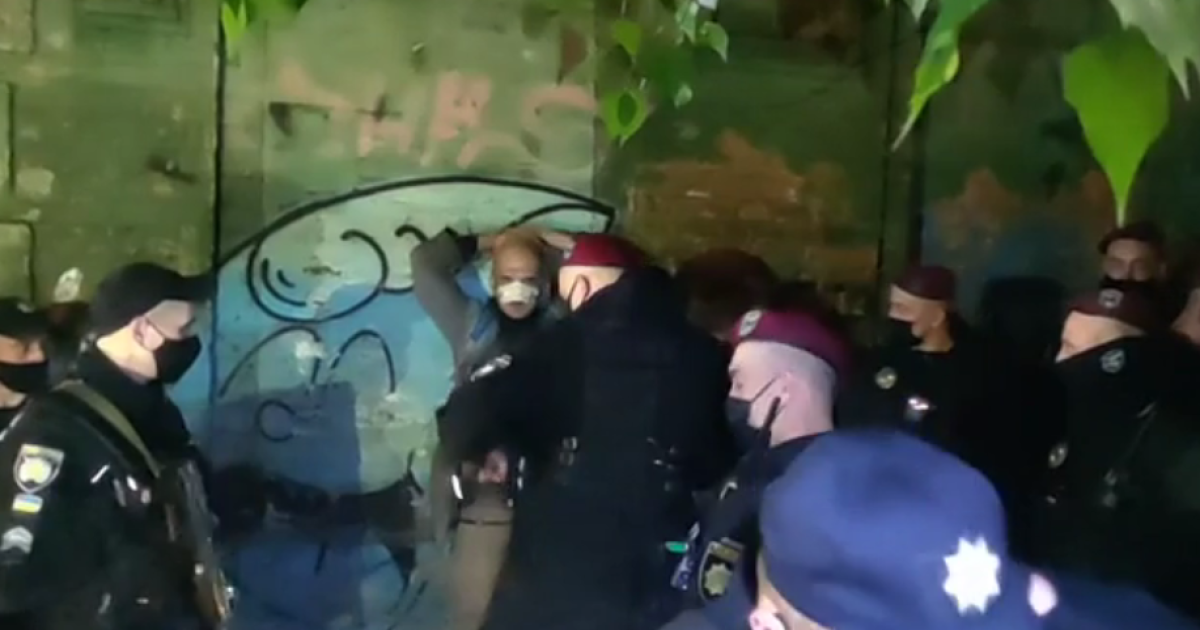 В центре Киева полиция избила и пытала художника: правоохранители заявили, что "он сам упал и ударился"
