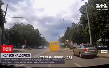 В Ровно у маршрутки на ходу отпало колесо и влетело в встречный автомобиль: видео