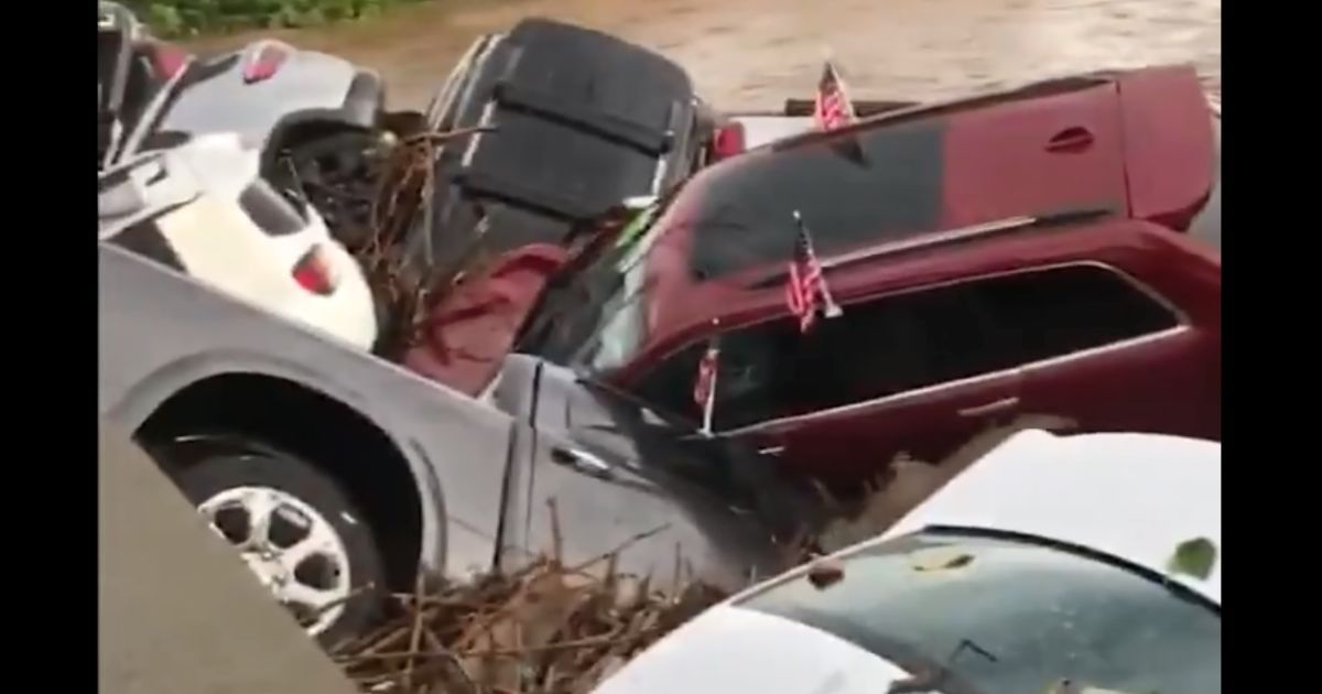 Нещадний потоп в США викрав з десяток нових Dodge