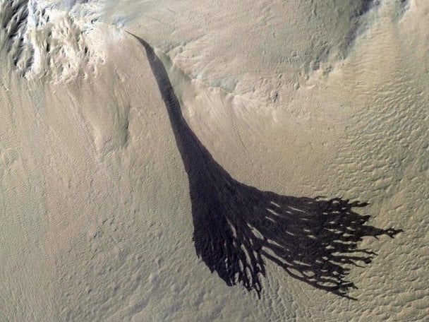 Темные полосы на Марсе. / © phys.org