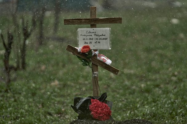 Покровськ. У прифронтовому місті Покровськ на Донеччині на вулицях міста з’являються поховання місцевих жителів. Місцеві, які там ще залишилися, через безперервні обстріли не мають змоги дістатися до кладовищ. Російська армія щодня обстрілює Покровськ дронами, КАБами та артилерією. Попри ситуацію, у Покровську продовжують жити 2 228 людей, а у Покровській громаді сумарно залишилось 3 826 осіб. / © Associated Press