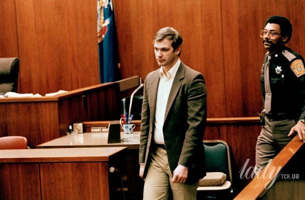 Джеффрі Дамера супроводжують до окружного суду Мілуокі, 29 січня 1992 року / © Associated Press