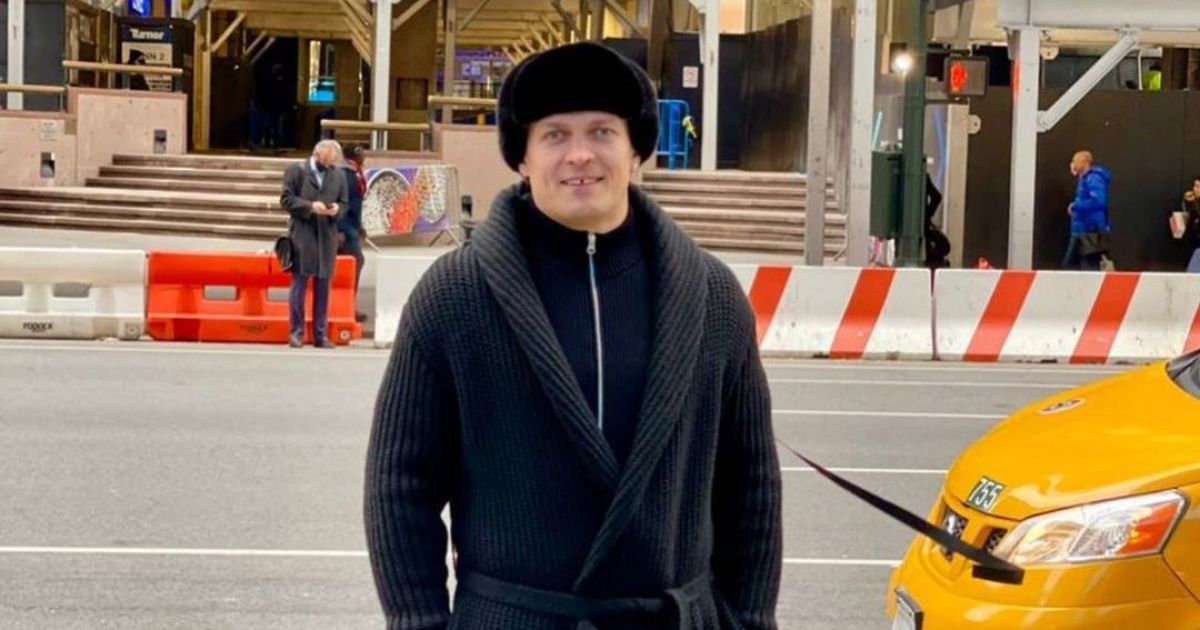 "В своем репертуаре": Усик решил "позагорать" на заснеженном берегу моря (видео)