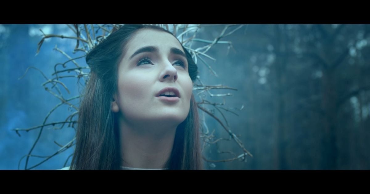 Анна Трінчер приміряла загадковий образ в новому кліпі