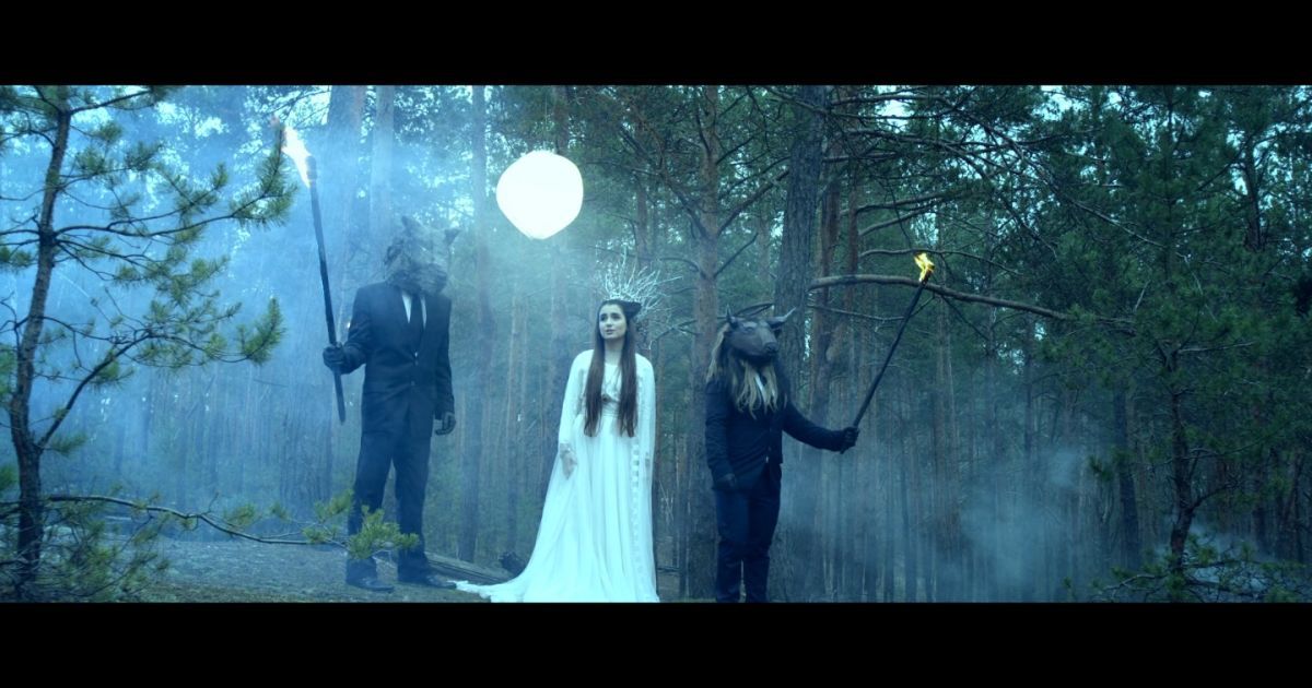 Анна Трінчер приміряла загадковий образ в новому кліпі