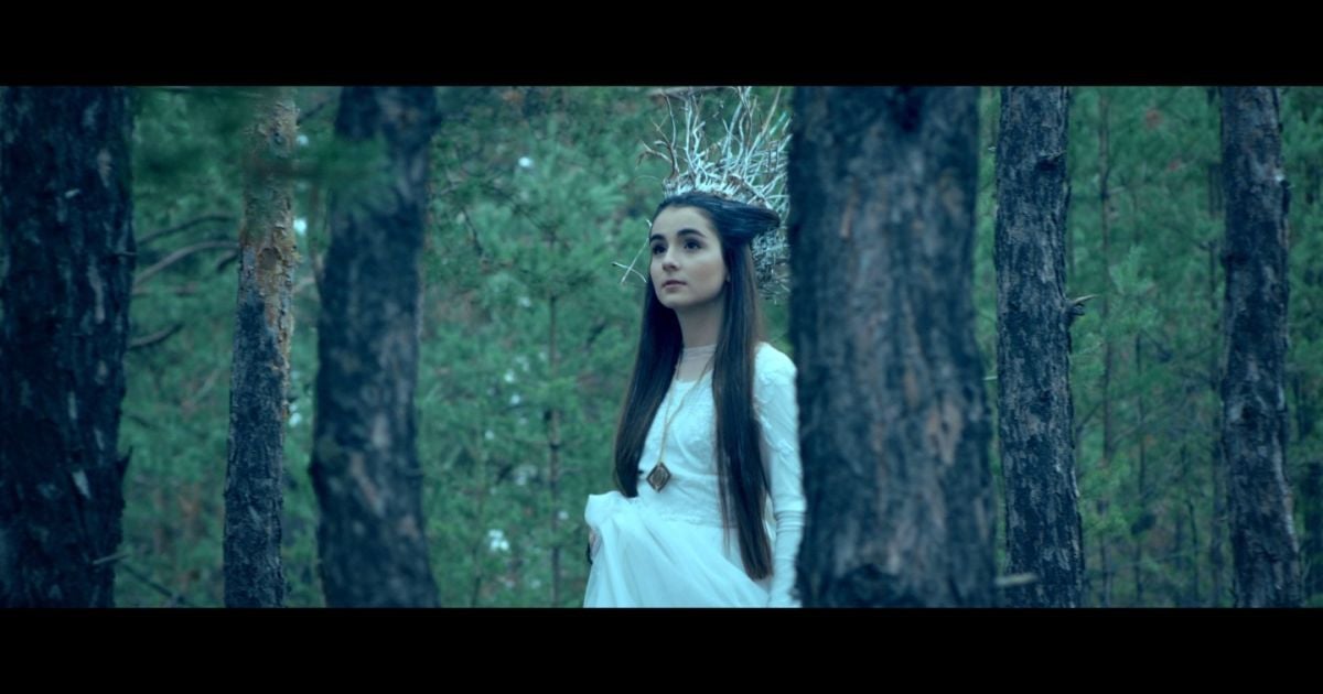 Анна Трінчер приміряла загадковий образ в новому кліпі