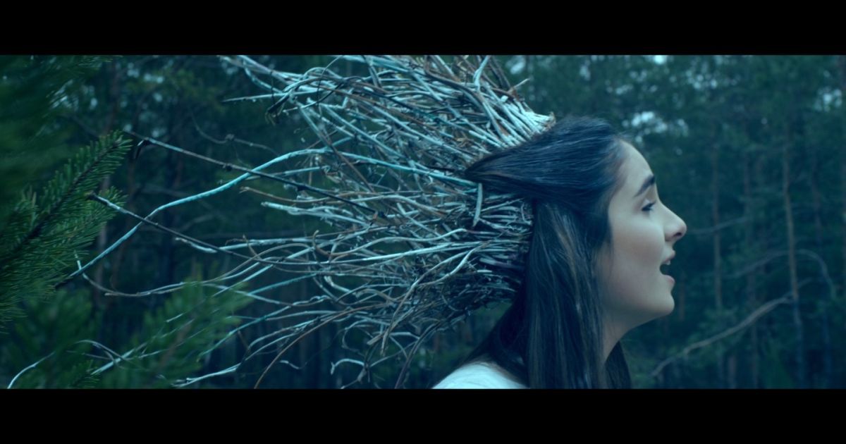 Анна Трінчер приміряла загадковий образ в новому кліпі