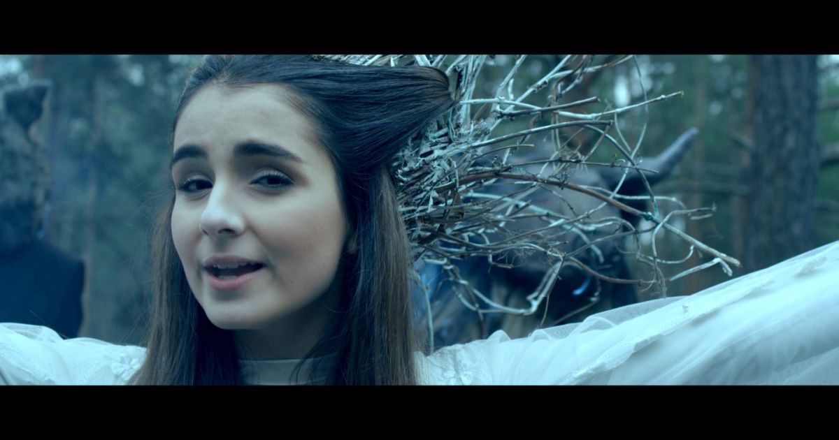 Анна Трінчер приміряла загадковий образ в новому кліпі