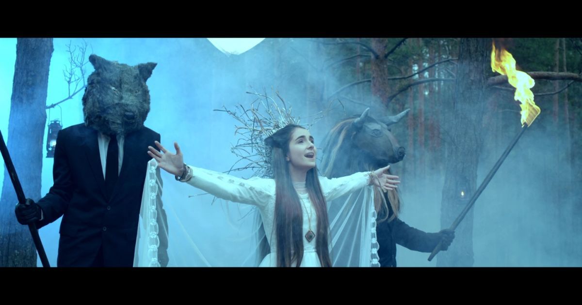 Анна Трінчер приміряла загадковий образ в новому кліпі