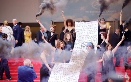 С дымовыми шашками в руках: протестующие феминистки штурмовали Каннский кинофестиваль