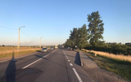 Во Львовской области велосипедист въехал в грузовик и погиб