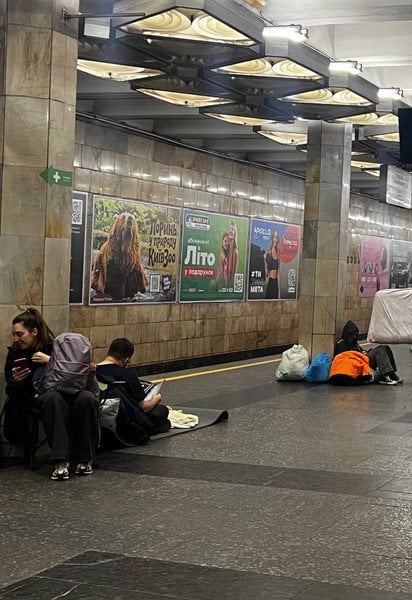 У Києві люди спускаються в метро