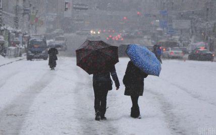 Украинцев предупреждают о гололеде и снегопаде: когда и где ждать непогоду