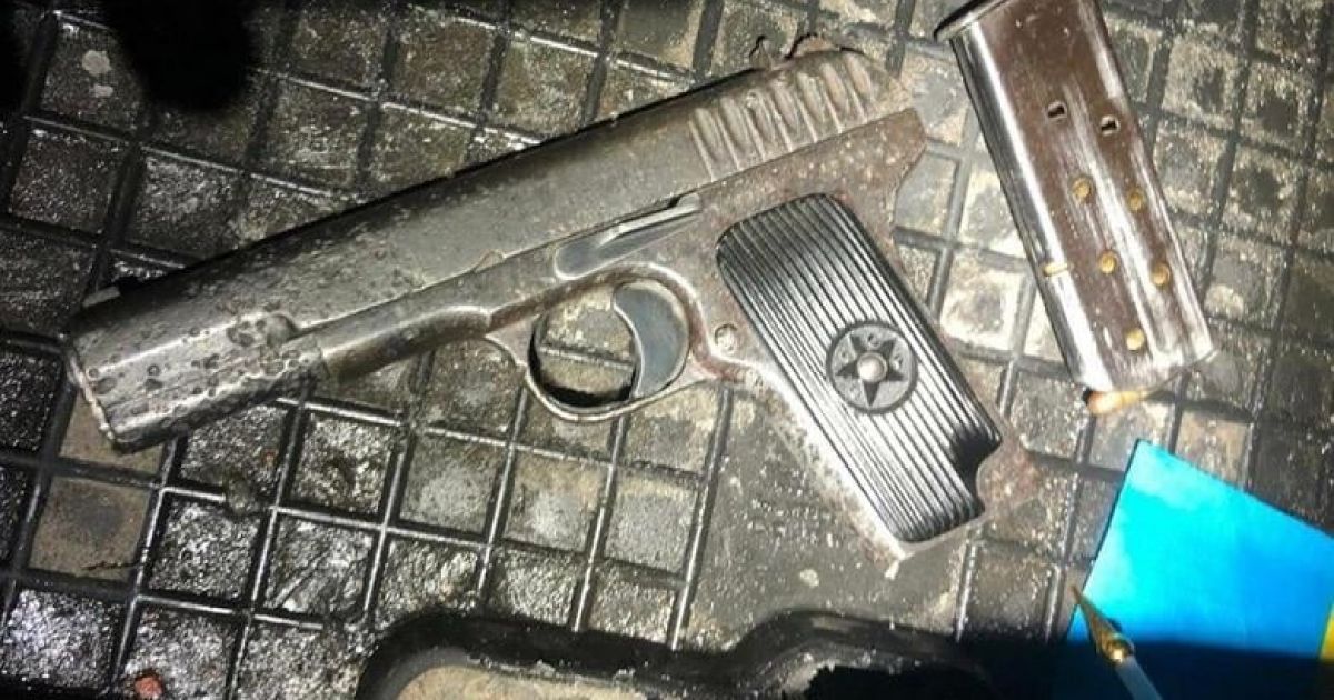 У Києві на Кловському узвозі зупинили автомобіль зі зброєю
