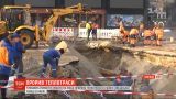 Прорыв теплотрассы на Лыбидской: коммунальщики уже положили новую трубу и засыпают воронку