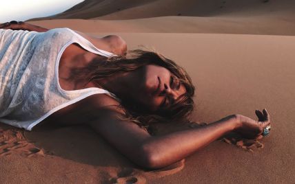 Це дуже гаряче: 52-річна Голлі Беррі позувала топлес в пустелі