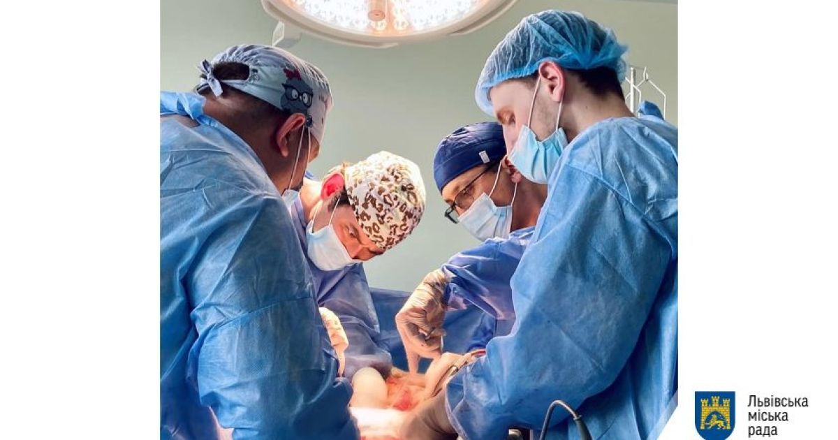 Операция длилась 6 часов: во Львове медики из кишечника сформировали пациенту новый орган