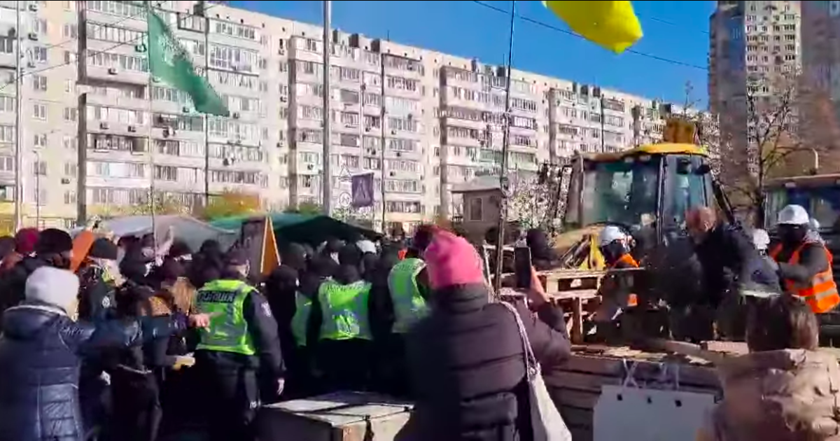 У Києві на Микільській Слобідці поліціянти відтіснили людей, щоб проїхала техніка забудовників: фото, відео
