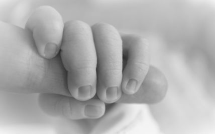 Немовля прожило лише 55 днів: у Києві акушера приватної клініки звинувачують в смерті дитини