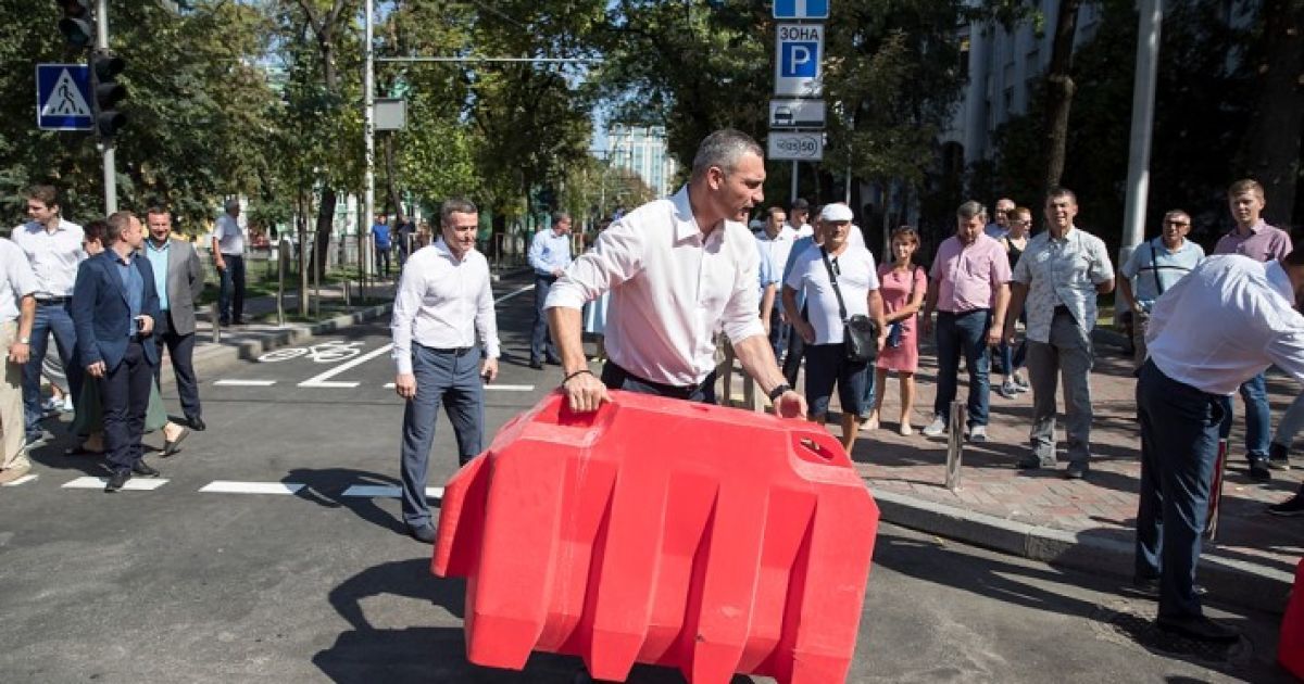 Кличко открыл движение по Леонтовича после трех недель капремонта